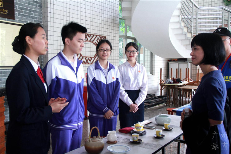 台东县县长夫人、台东县妇联会主任委员陈怜燕女士与茶艺班的同学亲切交谈.jpg